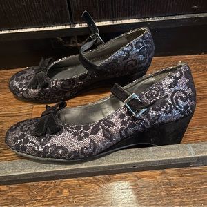 Rachel Shoes Black and Silver Closed Toe Wedge Heels w Ankle Strap (Kids Size 5)